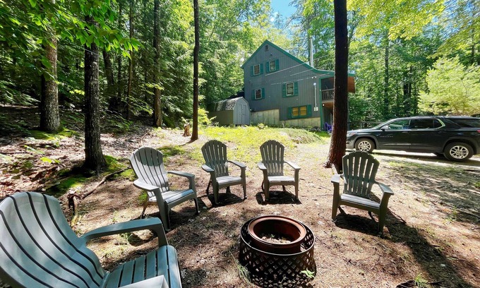 Eidelweiss Village House | Minutes to Sandy Beach, House w Firepit, Grill, 2 Kayaks and Screen Porch