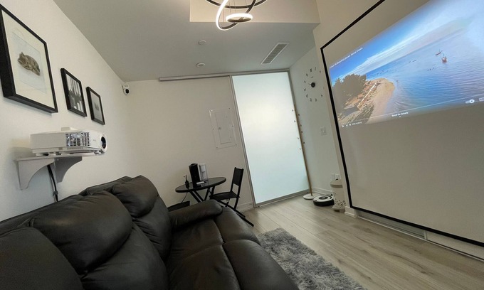 Bathurst Manor House | Minutes to Subway Station! Entire Floor w/Private Living room & Ensuite bathroom
