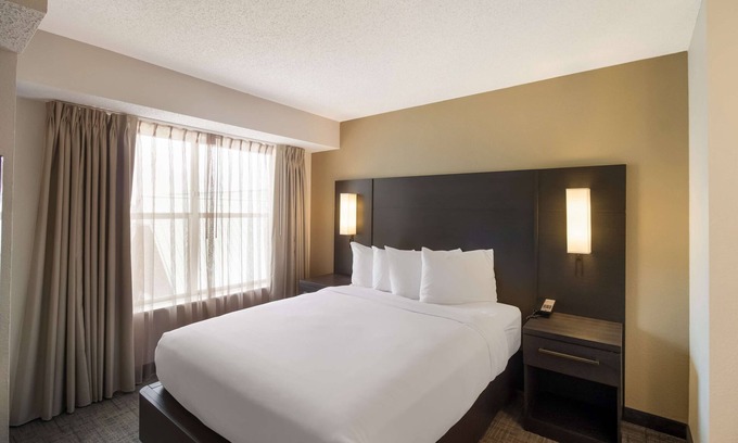 Richardson Hotel | Minutes to The Dallas Arboretum and Botanical Gardens! Private Kitchen, Parking