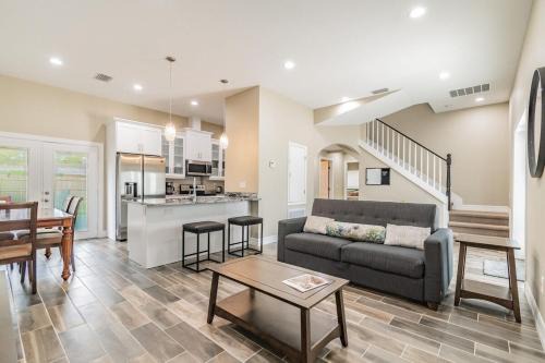 Bearss Plaza House | Minutes to USF and Advent Health