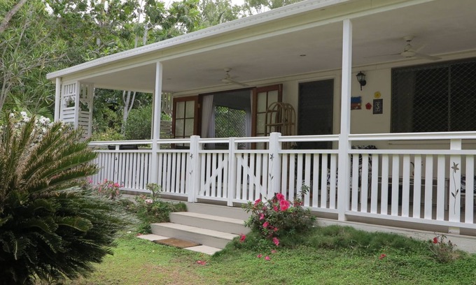 Arcadia Cottage | Mirabel Cottage - Charming, comfortable and well-equipped, in easy walking distance to beaches