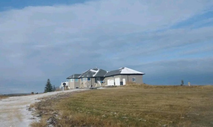 Lac Ste. Anne County House | Miracle comfy and cozy stay