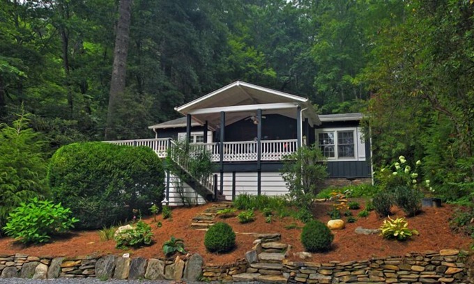 Mirror Lake House | Mirror Lake Cottage Fully Renovated - Walk to Town/Pets