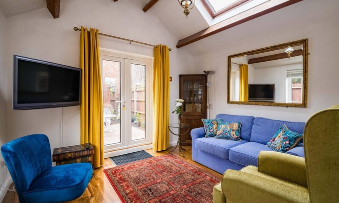 Acton House | Mirrored Reflections