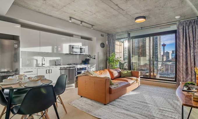 Downtown Calgary Condo | Miso 2 BD - Skyline View, Patio, Gym, Pool & AC