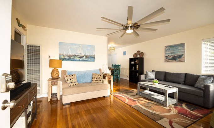 Crown Point House | Mission Beach, Bay & PB Strip with Parking