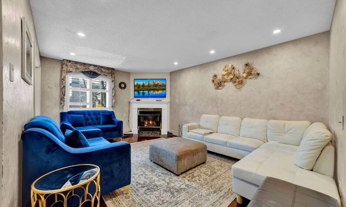 East Credit House | Mississauga Retreat: Your Spacious 5-Bedroom Home