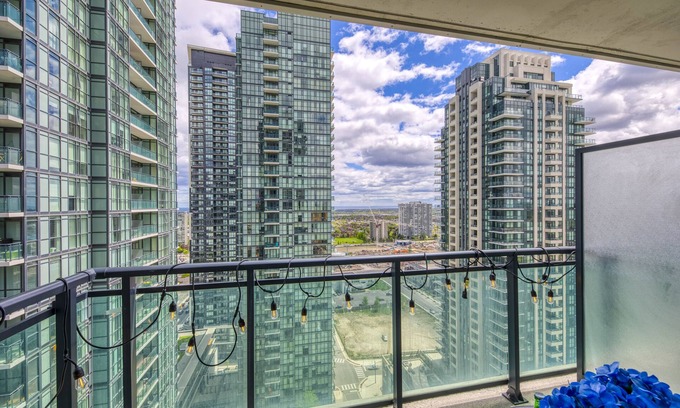 Downtown Mississauga Condo | Mississauga sq1 lovely 1 bedroom condo with pool