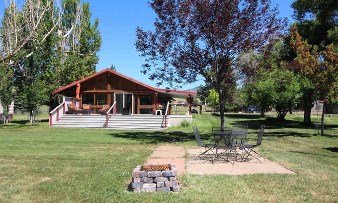 Cascade House | Missouri River Getaway- Riverfront