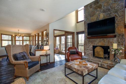 Ashley Oaks House | Misty Lake Hot Tub w Lake Access