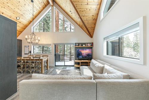 Tahoe Woods House | Misty Pines by Tahoe Getaways at Tahoe Park - Newly Remodeled Pet Friendly 3 BR w Private Beach HOA