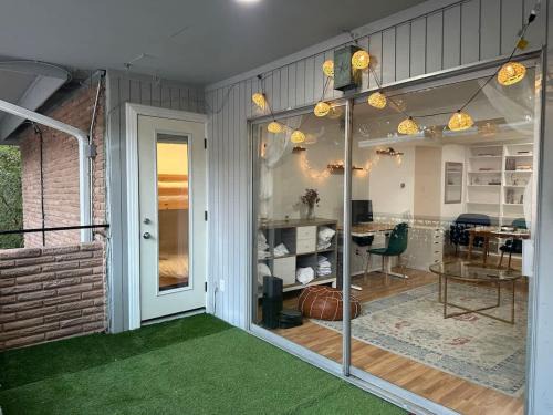 Tarrytown House | Mixed Shared Room - CoLiving Condo