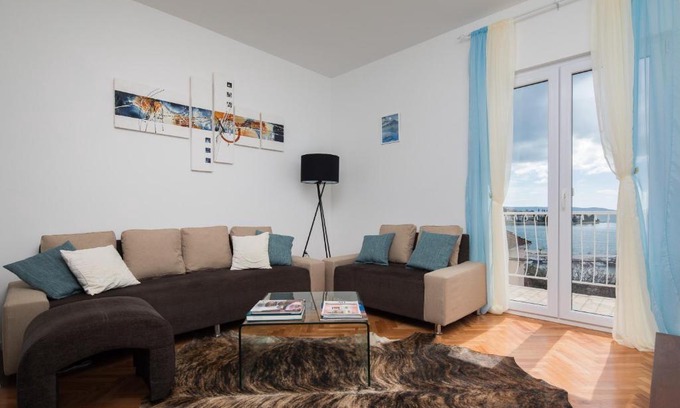 Seget Vranjica Apartment | MK-elegant apartment with a sea view balcony