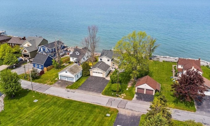 Hilton House | MM Properties Lake Ontario: Summer Breeze R23-133