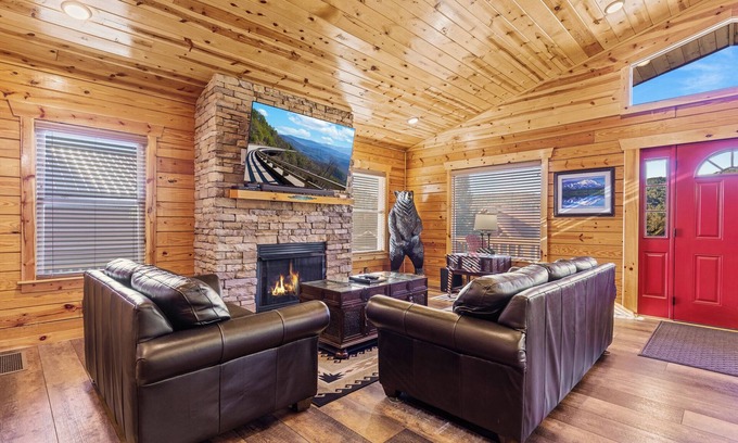 Gatlinburg - Pigeon Forge Cabin | Mnt Views~ Hot Tub~Pool~1Level~Borders Nat Park