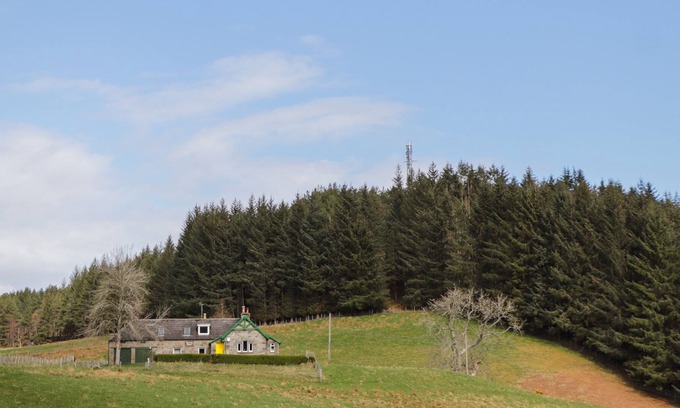 Glen Urquhart Cottage | MOALNACEAP, pet friendly, with open fire in Beauly