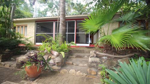 Horseshoe Bay House | Moana Cottage, Stroll To Horseshoe Bay Beachfront