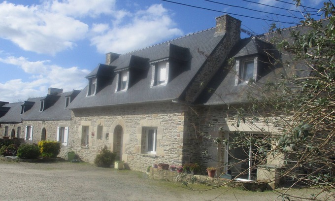 Garlan House | Mobile Home 'Le Saule 1' with Shared Terrace, Balcony and Wi-Fi