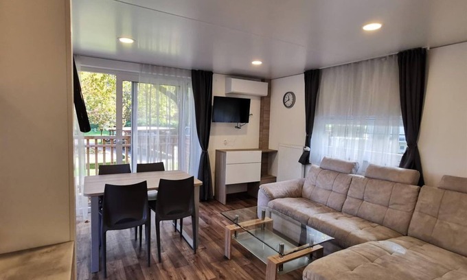 Heiligen Gestade House | Mobilheim, Bad, WC, 2 Schlafräume - Feriendorf Berghof