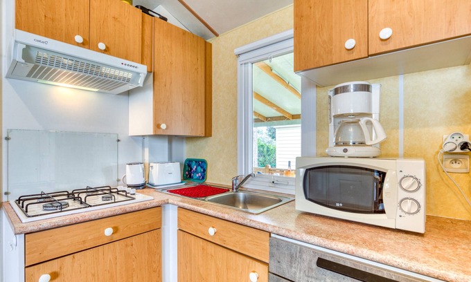 Lunel House | 'Mobilhome Sakay' with Shared Pool, Wi-Fi and Air Conditioning