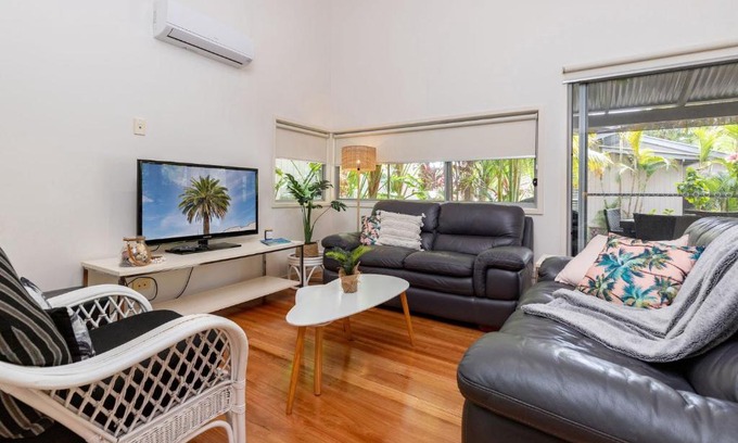 Boomerang Beach House | Mobys Resort 35
