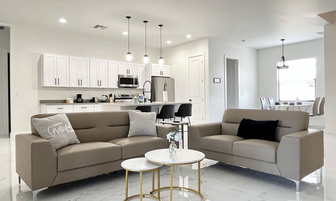 Harris House | Mod Vacation Home!
