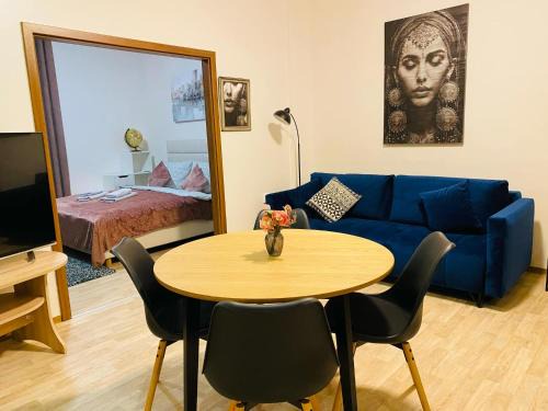 Hradec Kralove Apartment | Moderní apartmán u Velkého náměstí 1, Wi-Fi a Netflix zdarma, koupelna s vanou