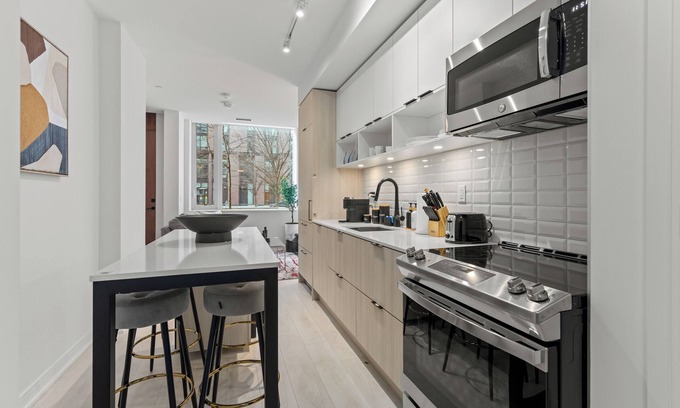 West Don Lands House | Modern 1 BDR 1.5 BTH Townhouse Distillery District