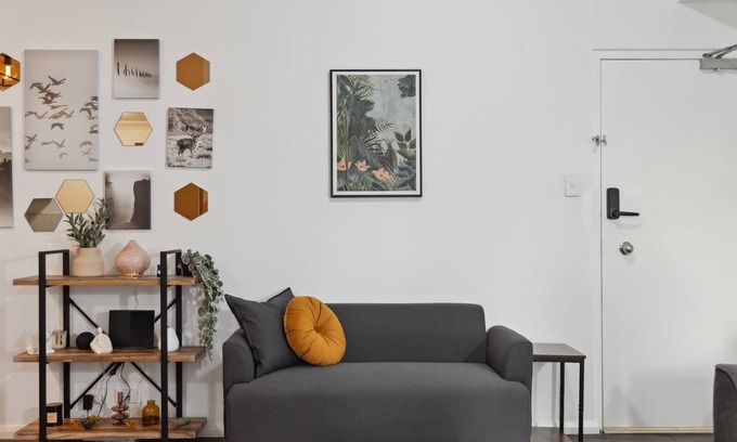 Northbridge Apartment | Modern 1-BDR Apt w/TV Projector