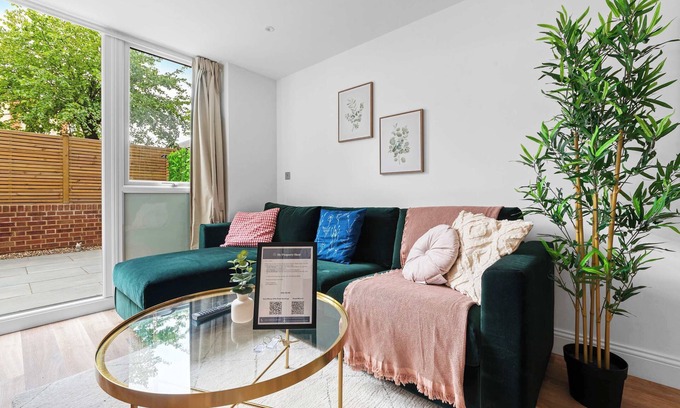 Gravesend Apartment | Modern 1 Bed Apartment with Garden in Gravesend