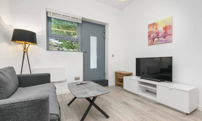 Woking Apartment | Modern 1 Bedroom Apartment in Central Woking