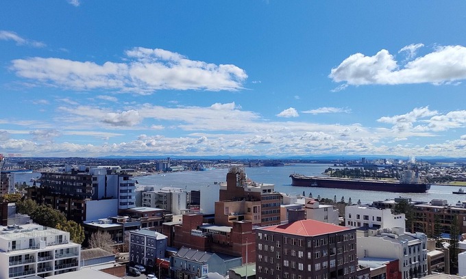 Newcastle Apartment | Modern 1 Bedroom Unit, near Beach with City and Harbour views, parking and WiFi