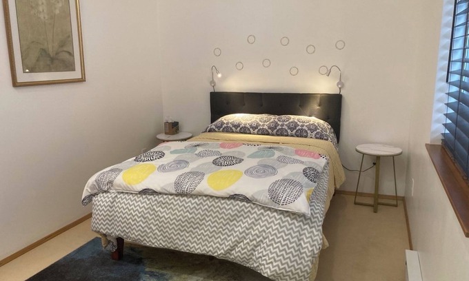 Juneau House | Modern 1 BR House w/comfy bed, minutes from airport/ferry - self check in