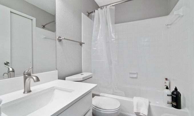 Brentwood Apartment | Modern 1B in Hyde Park City Skyline View Pool
