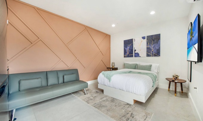 Ludlam Apartment | Modern 1BR 15min to MIA Kitchen & Private Entrance