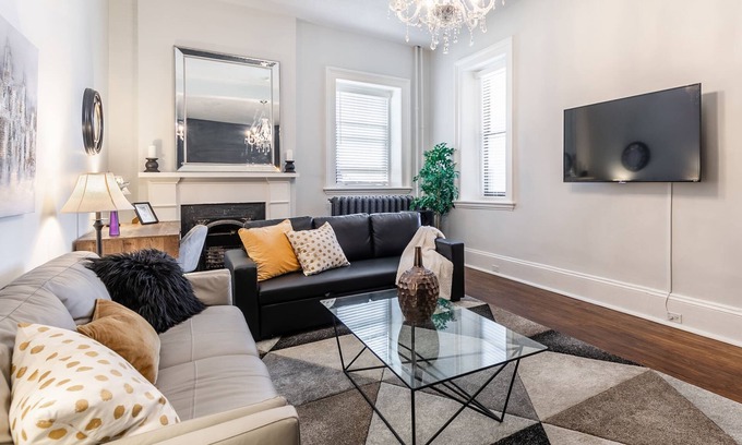 Hamilton Apartment | Modern 1BR Apartment in James South Area