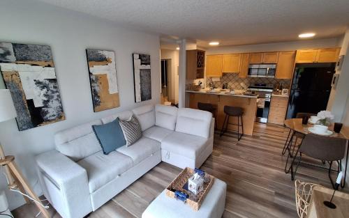 Lower Mount Royal Apartment | Modern 1br Apt, Up to 4 people, Steps to 17th Ave, Downtown & Stampede