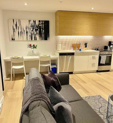 Cote-Des-Neiges—Notre-Dame-De-Grace Apartment | Modern 1BR Condo w Balcony Free Parking & Gym Near Metro & Downtown