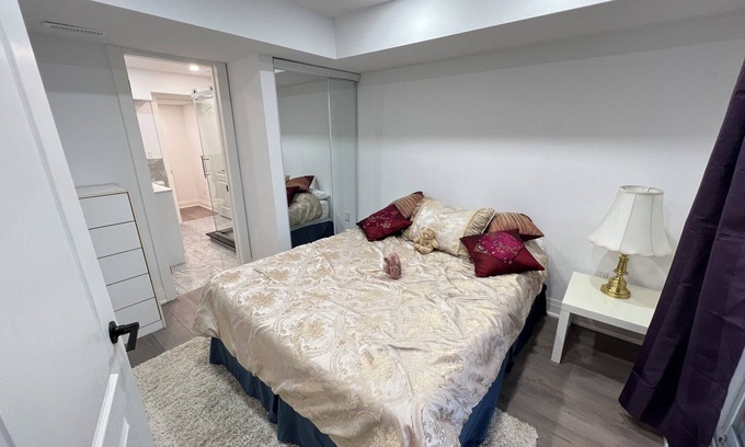 Richmond Hill Apartment | Modern 1BR Lower Unit With Private Entrance+Full-Kitchen+Queen Bed+Free Parking