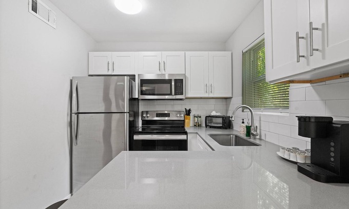 Hyde Park Apartment | Modern 1BR Near UT Hyde Park Evonify
