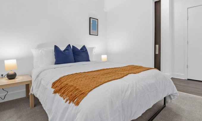 Riverview Apartment | Modern 1BR Skyline Views Rooftop + Pool