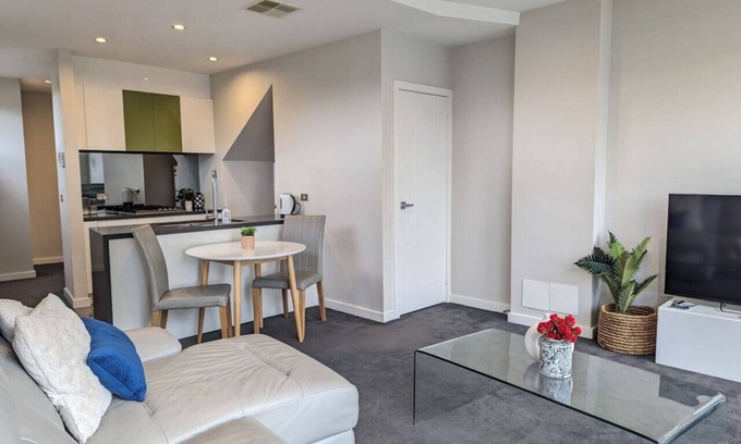 Curtin Apartment | Modern 1br split-level apartment