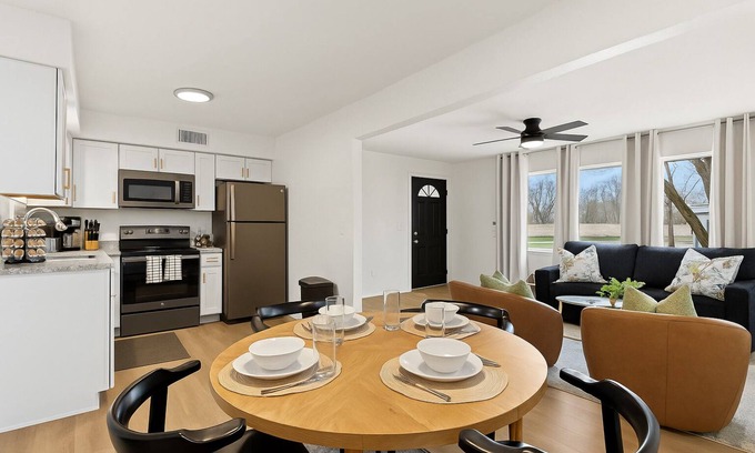Royal Oak Apartment | Modern 1BR Upper Flat in Royal Oak