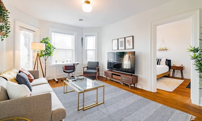 Detroit Apartment | Modern 2/1 Apt near the Villages | Free Parking