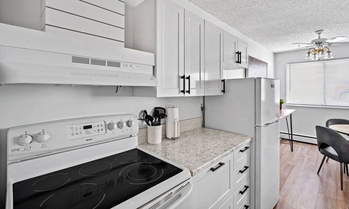 Fort McMurray Apartment | Modern 2 Bed 1bath Fort Mcmurray Fast Wi-fi Newly Reno