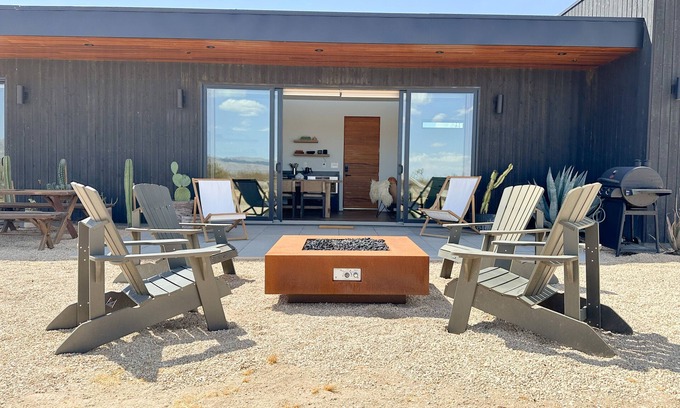 Joshua Tree House | Modern 2 Bed 2 bath House near downtown Joshua Tree! Stunning views