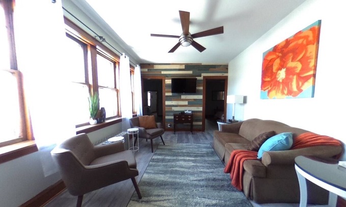 Whiting Apartment | Modern 2-bed — 5 min from the beach!