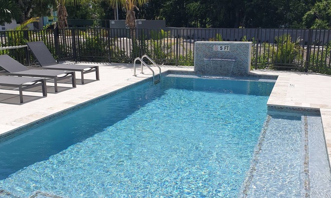 West Bay Apartment | Modern 2 Bed walking distance to the beach