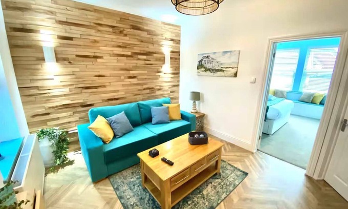 Southend-on-Sea House | Modern 2 Bedroom Apartment with Garden in Southend
