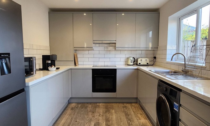 Hitchin House | Modern 2 Bedroom Bungalow with patio and parking close to Hitchin Station